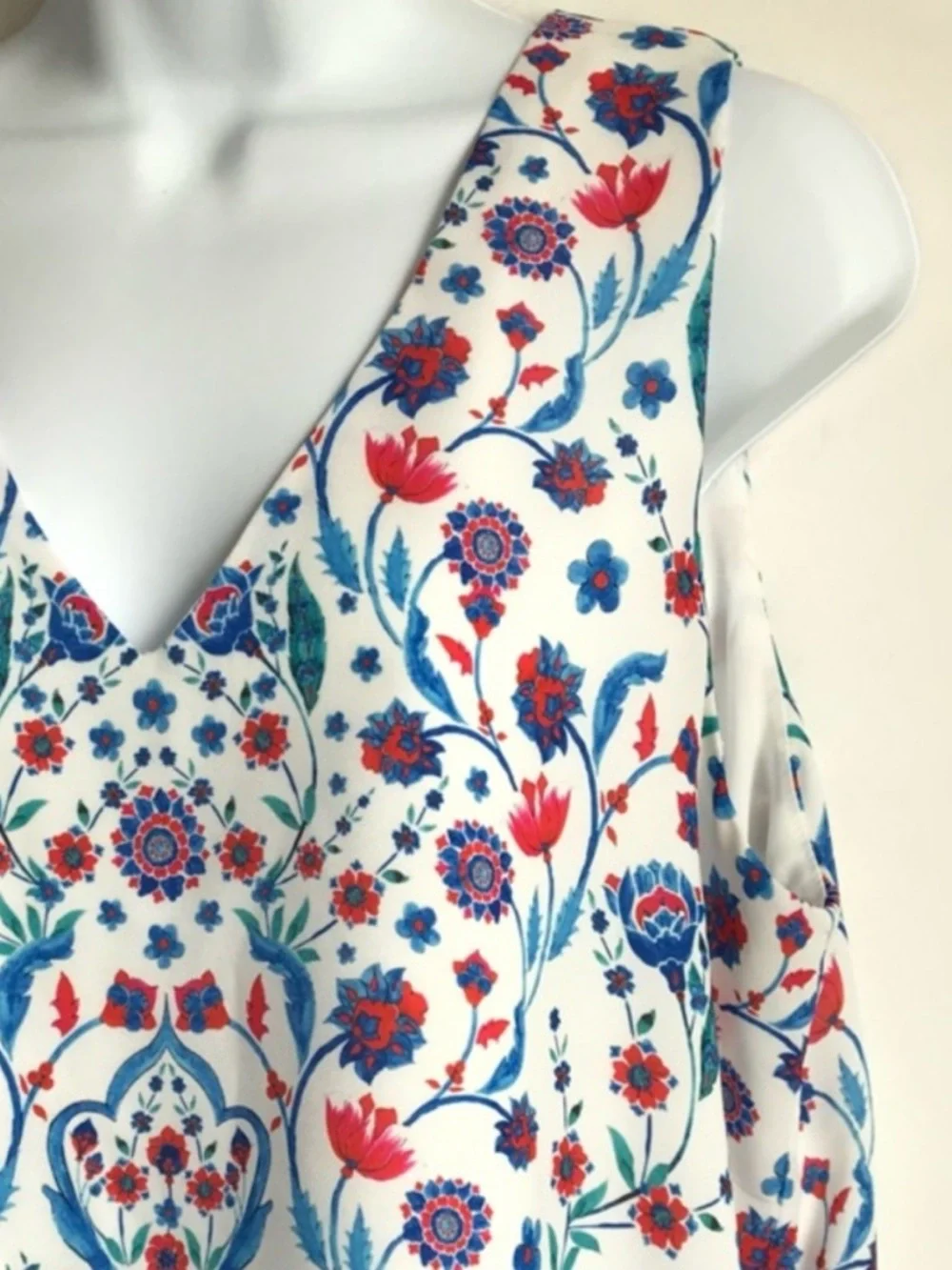 🔴 4/$15 Adrienne Vittadini Women’s L White Red Blue Floral V-Neck Tank Top EUC - Picture 3 of 14